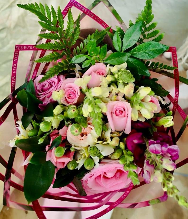Ramo mixto con lirios, rosas, lilas y follaje natural.